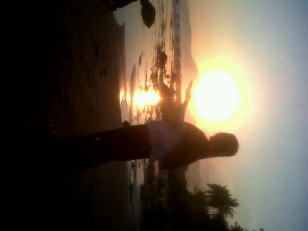 SeptianiDeva's tweet photo. Sunset kemaren sore di pelabuhanratu , kab sukabumi. @ilovesukabumi :D http://t.co/mwiyhW0tVM