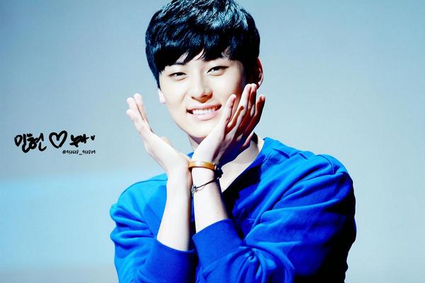 140914 공카엔 올리지 않은 B컷 사진 한 장! 꽃받침 민현이는 너무 예쁜데 내가 못난 탓이얌 8ㅅ8 <a href="/NUESTNEWS/">뉴이스트(NU’EST)</a> #뉴이스트 #민현