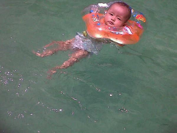 mphye's tweet photo. Berenang http://t.co/k1R5EuzUQh