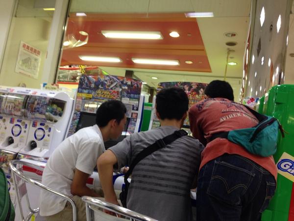 713sr's tweet photo. 三郷のドンキー
なんか、ドラゴンボールのゲーム
ハマってるよ、
んま、俺は暇だ、 http://t.co/JrS8s1PMYp