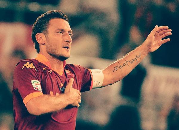 Lideres_Futbol's tweet photo. Totti: “Le he puesto los cuernos a mis novias con otras chicas, pero jamás se los pondría a la Roma con otro equipo". http://t.co/r4QUtatIww
