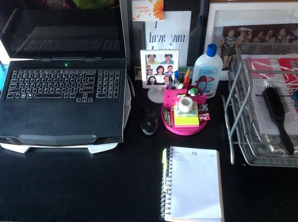 kayeezee's tweet photo. @janinebeatricee nag tawa ko. Lntwa bla akn study table 😝😝😝 http://t.co/7GFzsGsQcR