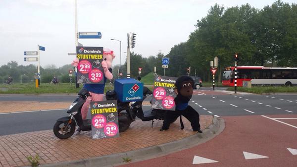 dominospizzanl's tweet photo. Heel Nederland is klaar voor de STUNTWEEK! Alle medium pizza's € 3,99 per stuk bij afhalen! Voor 16.00u zelfs € 2,99! http://t.co/gCmqokYyQz