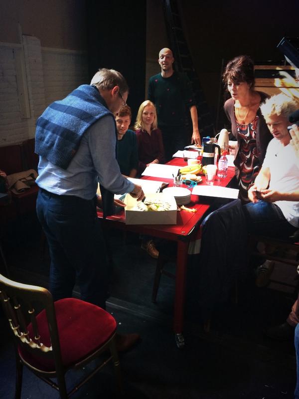 Eerste repetitie 'Ontdekking van de Hemel' met <a href="/waldemartorenst/">waldemarTorenstra</a> <a href="/Humstu/">Kobra Theaterproducties</a> EN taart! <a href="/ShownieuwsSBS6/">Shownieuws</a>