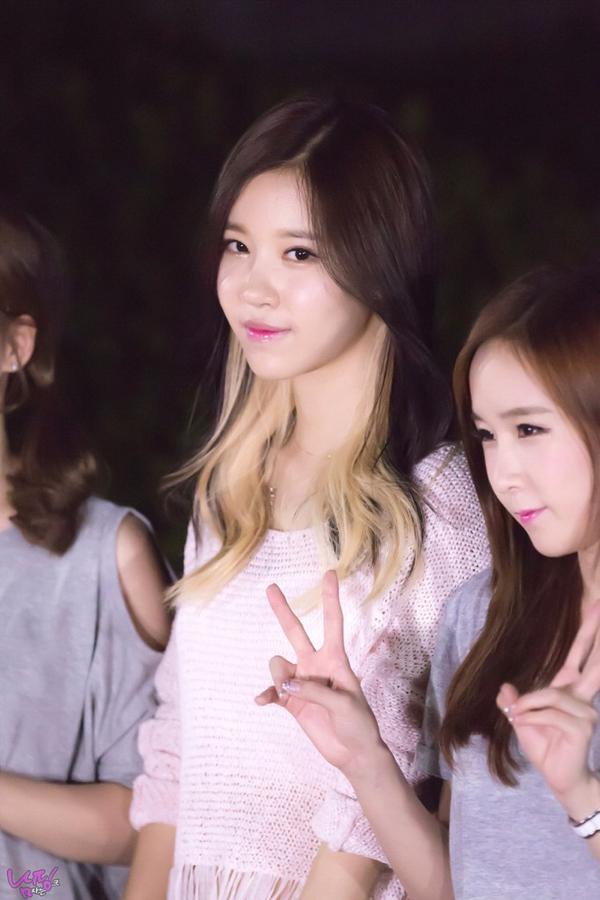 sketchbooksID's tweet photo. @crayonpop Ellin's new hair
It's nice ^^
Still our Goddess ^^
Don't worry Ellin ^^ http://t.co/2PzZ3suzIm