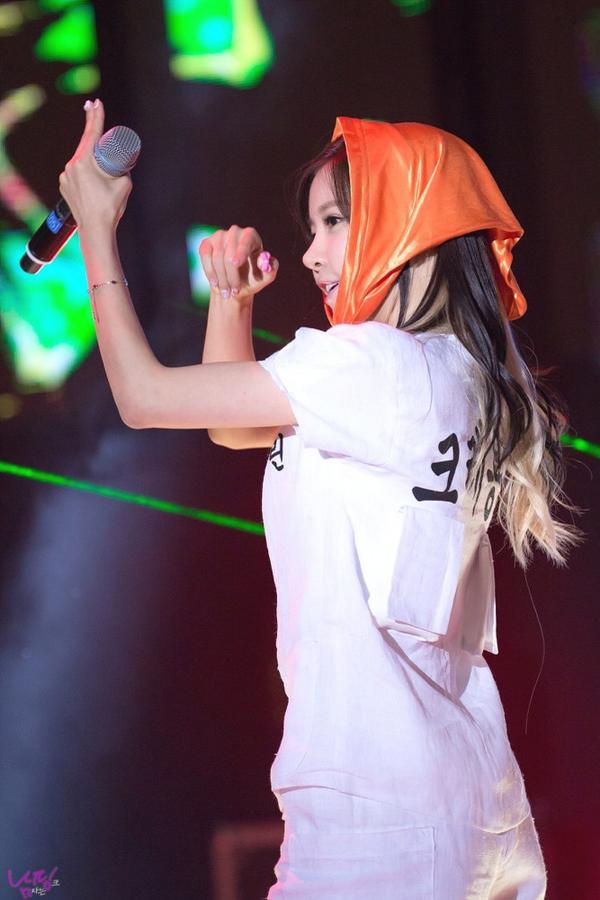 sketchbooksID's tweet photo. @crayonpop Ellin's new hair
It's nice ^^
Still our Goddess ^^
Don't worry Ellin ^^ http://t.co/2PzZ3suzIm