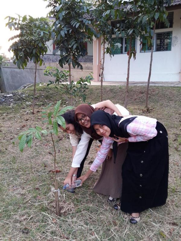 Menyiram pohon angkatan ^^