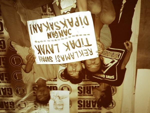 persmagaris's tweet photo. Nambah dukungan lagi dari "@persma_jember: Nah ini numpang selfie di sekretariat @persmagaris http://t.co/iKq3DmrUif"