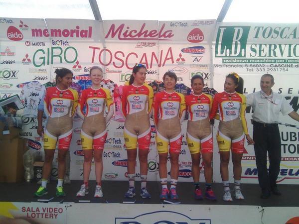 tv_mauricio's tweet image. No soy experto en moda, pero algo no anda bien con estas ciclistas de Colombia:  -via @BuzzFeed
