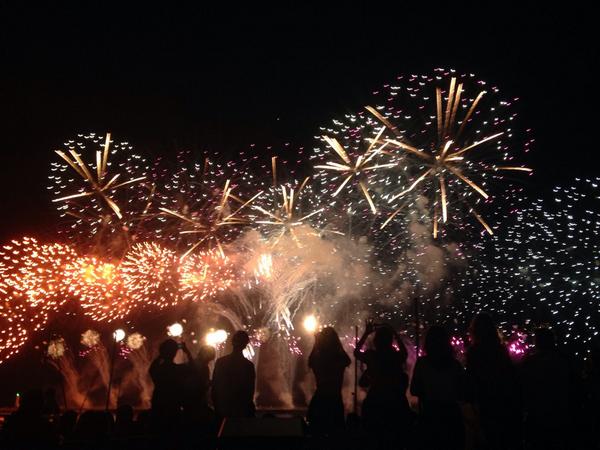 ParcManther_3's tweet photo. 熱海と花火とパーク。
#AtaFes
#シークレットゲスト http://t.co/jjjRnPXr6E