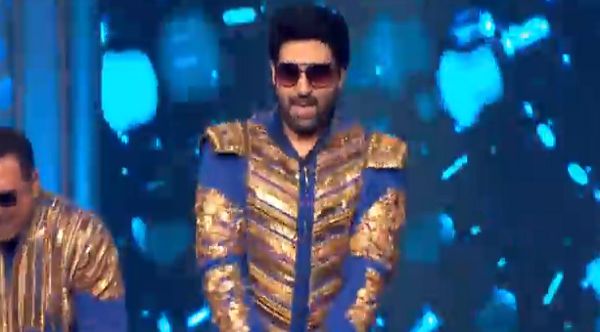 Anushka_Arora's tweet photo. #Indiawalle perform the title song! #HNYMusicLaunch @juniorbachchan @deepikapadukone @iamsrk @SonuSood http://t.co/knQunzzwU4