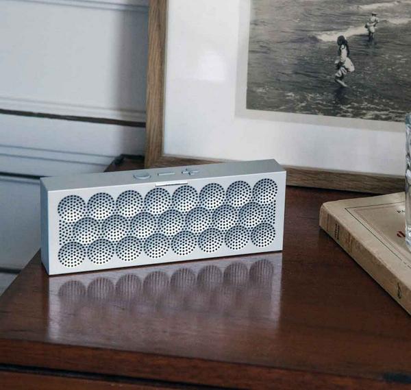 iVIPBlackBox's tweet image. The MINI JAMBOX Silver Dot by Jawbone brings beautiful, wireless sound to any experience blckbx.co/1nVzj9u