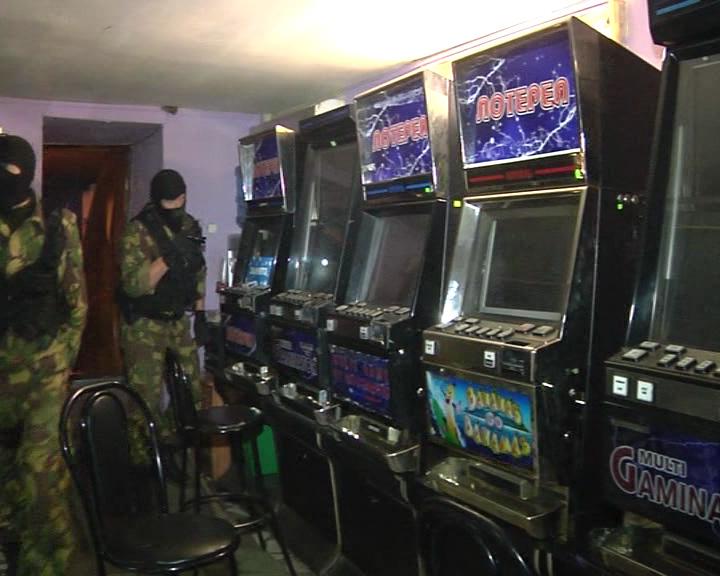 Игровые автоматы расположены в подвальном помещении контрольный орган манхэттэн казино