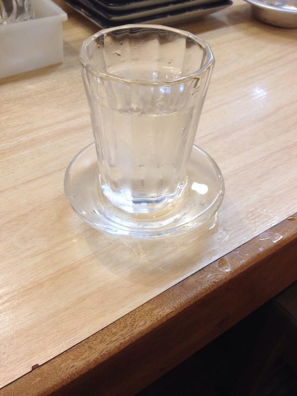 うがちん 磯丸水産のサービスの良さは日本酒 にこそでる 一合もっきり でついでくれること 酒飲みにはこんな事も嬉しく思えるもんなんです もっきり 宮城弁で盛り切りのこと グラスから溢れ受け皿に表面張力 てか 少しこぼれるくらい入れる事 O Http