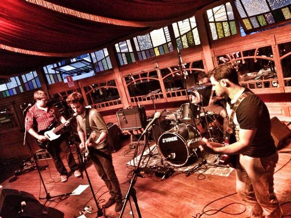 stubru's tweet photo. Een nieuwe week, een nieuwe maandag, een nieuwe geselecteerde voor #DNL15: The Geraldines! http://t.co/DtC8kimUkn