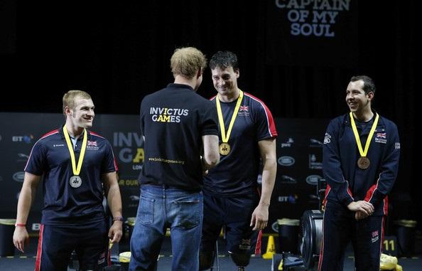 Happy birthday Prince Harry!Here he presents our athlete mentor Nick Beighton w/ a gold medal at the 
