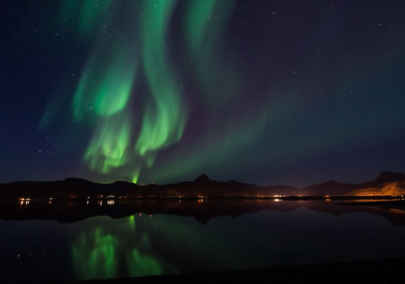 SPACEdotcom's tweet photo. Monday afternoon pick-me-up aurora video! http://t.co/HISCDzKHqv http://t.co/VrwfuA8mQt