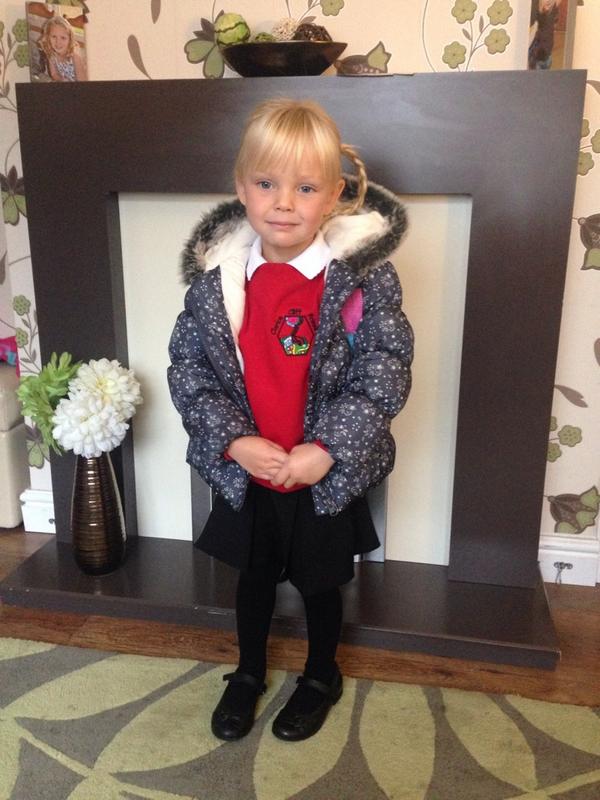 lizhardie1's tweet photo. My babies first day at school. ❤️❤️ http://t.co/vxI8uDTfL7