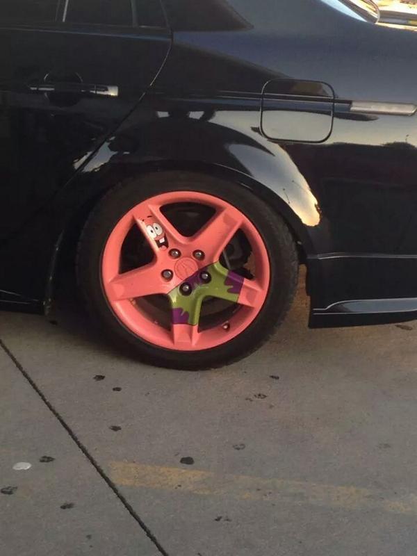 carol_dhea's tweet photo. RT @autocorrects: Now those are my kinda rims! http://t.co/4w9qH3kSPO