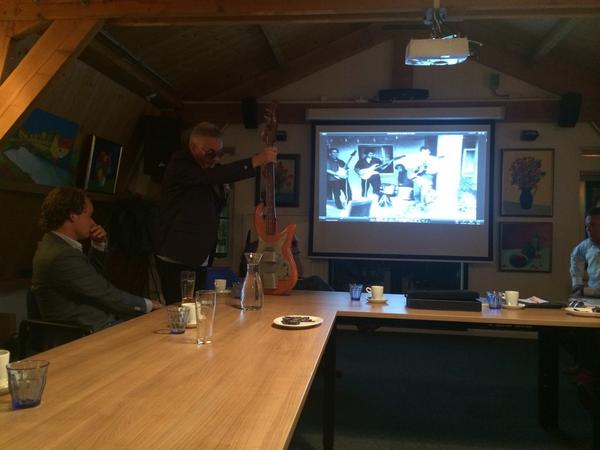 Vergaderen in #Volendam. Presentatie over #BZN, gepresenteerd door basgitarist Jack Tuyp. #mooivolendam #palingsound