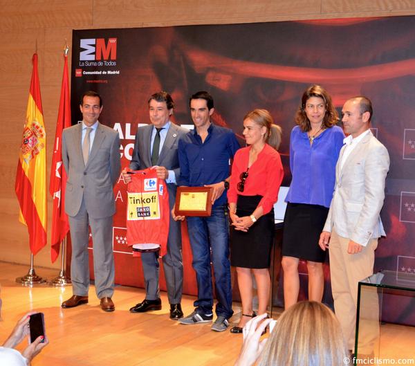 SergioRubio12's tweet photo. Se cargan la Vuelta a Madrid, pero para la foto todos. http://t.co/DJqh0S28n1 @juanfdelacruz @fernan_ruiz @FranReyesF @DaniBici @antoalix