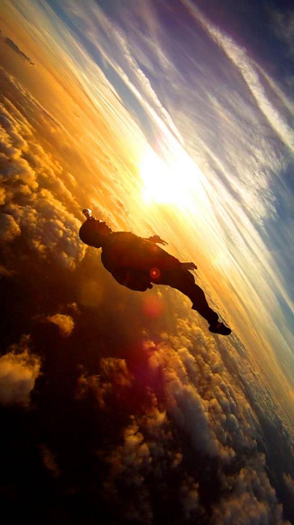 mostextremepics's tweet photo. Skydiving At Sunrise http://t.co/1yvd5rcflY