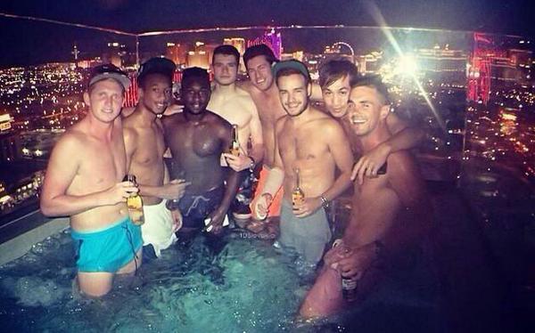 CAPRICHO's tweet photo. Liam Payne aparece com o braço enfaixado em piscina de Las Vegas http://t.co/Z0cmOwQF4I http://t.co/hhTlWZarM2