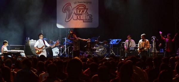 Jazztraffic's tweet photo. Nanti jam 9 pagi, tiket #JazzTrafficFestival2014 dibuka lagi utk mahasiswa/pelajar &amp;umum..ditunggu yaa :) cc @e100ss http://t.co/obgtr1fu2J