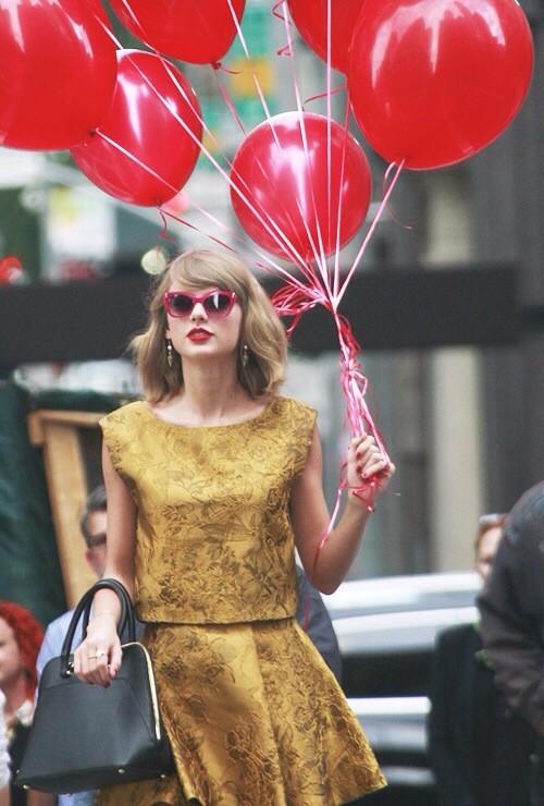 Ready na ang balloons pinadala ko na hawak na ni taylor swift. Happy Birthday Nick Jonas  