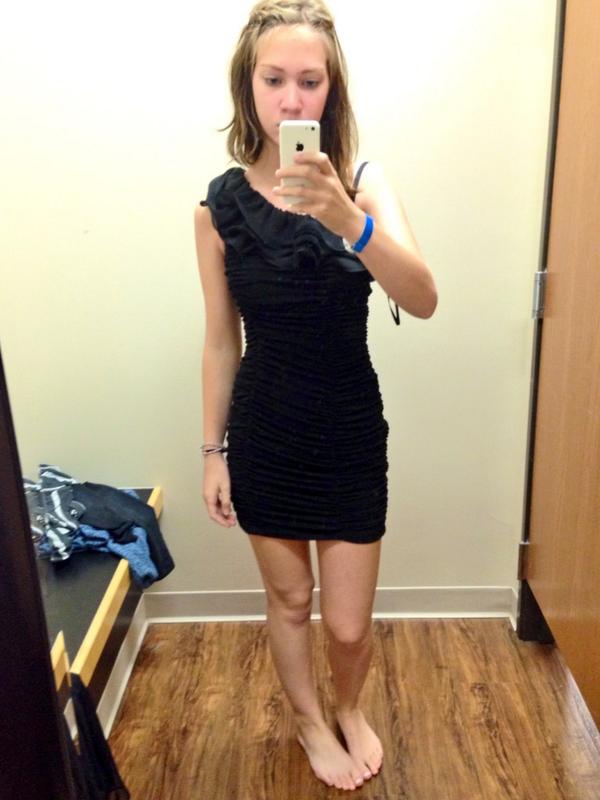 suzyuuzi's tweet photo. potential homecoming dress for $4?? #BombAsHell http://t.co/5zD0Lzj3Cp