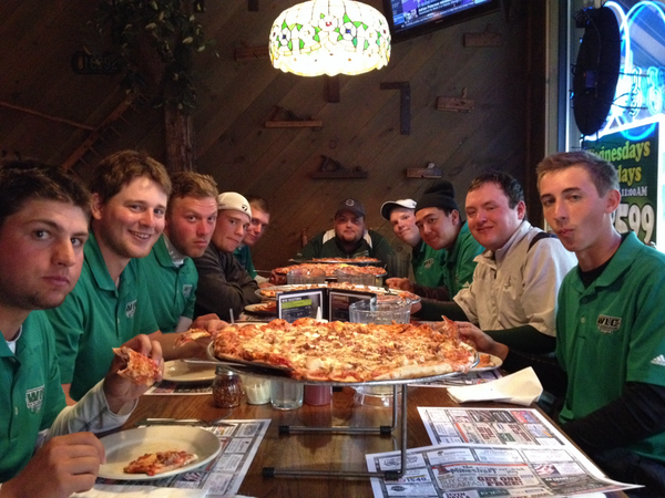 WLC_MGOLF's tweet photo. Post-round meal @ The Shaft...Mineshaft that is #PizzaAndAPitcher #lemonade #GoBig missing  @WLCsports #SID http://t.co/M1bYVxZgSD