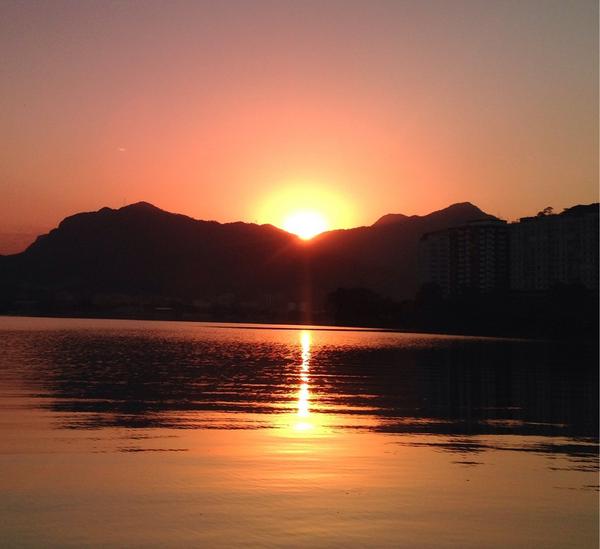 NewsFlamengo's tweet photo. Meu por do sol!! #rj #roledelong #lagoa #coisalinda ser feliz é de graça!!! http://t.co/zm908mfJ6g