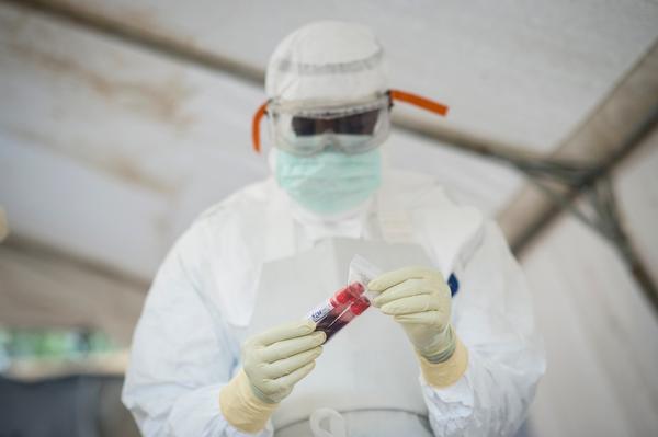 Los esfuerzos occidentales por proteger sus fronteras han desenfocado el problema #Ébola mun.do/1qWPjeG