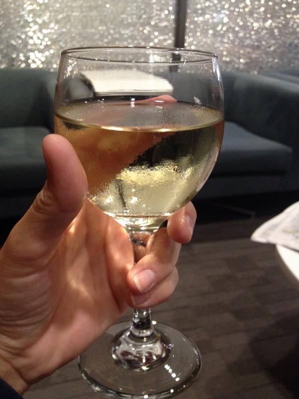 chelseardh's tweet photo. Free drinks before spending time in the nap room! Thanks @Delta! #skyclub http://t.co/0HnLay55r8