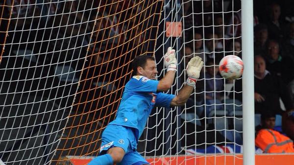 LTFC_1885's tweet photo. Hatters keeper Mark Tyler named in the Football League 'Team of the Week' | http://t.co/NuKDWlnzEX #OneMarkTyler http://t.co/Bmxfz8Smcm