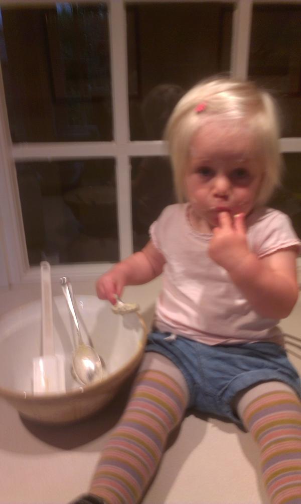 carolmedlock's tweet photo. @OatmealOf this little girl loves her bowl off porridge. http://t.co/Q3qllmYqq3