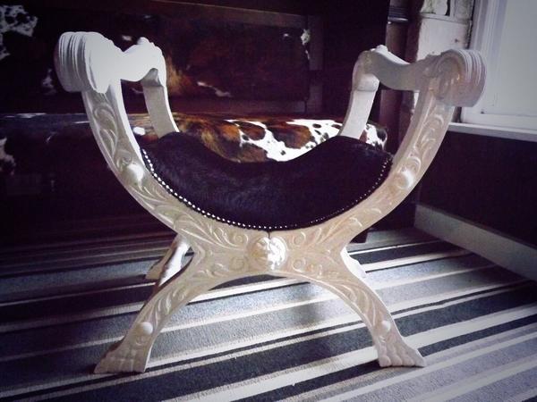 turned_leg's tweet image. Thrones are sooo 1990's a la Beckham aren't they?
In your boudoir..That little corner..Black cow hide and mahogany..