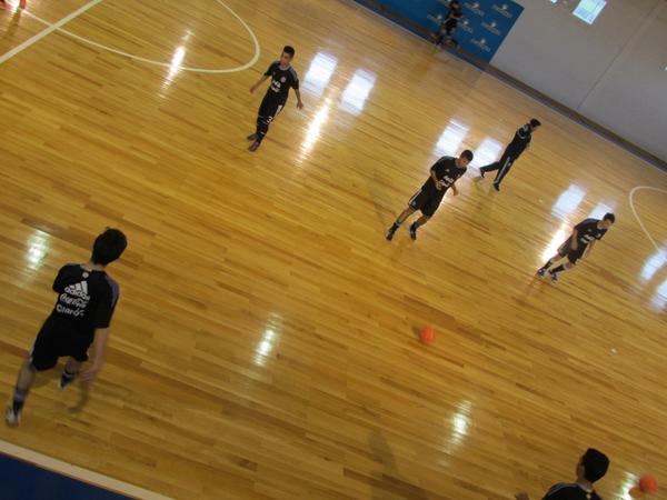 futsalafa's tweet photo. Los jugadores de campo empezaron el trabajo con la entrada en calor a cargo de Esteban Pizzi http://t.co/KeemfShZD8