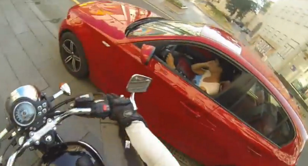 ActualidadRT's tweet photo. VIDEO: Una chica rusa devuelve desde su moto la basura que tiran los conductores en Moscú http://t.co/oKsftwP5d8  http://t.co/mNKp71nP8m