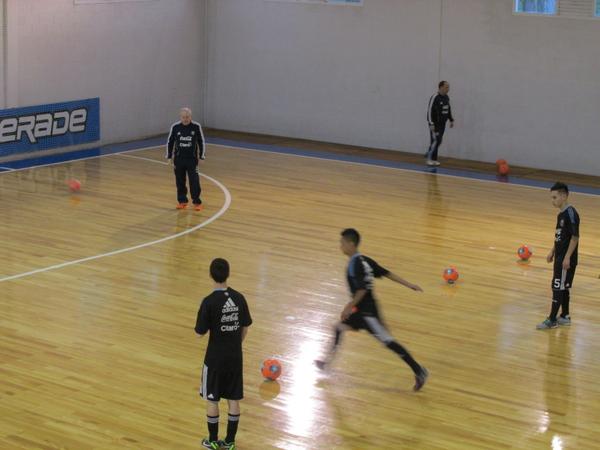 futsalafa's tweet photo. La práctica estuvo a cargo de Luis Sasson y el Director Técnico General de Selecciones, Fernando Larrañaga http://t.co/9kVFXpm43i