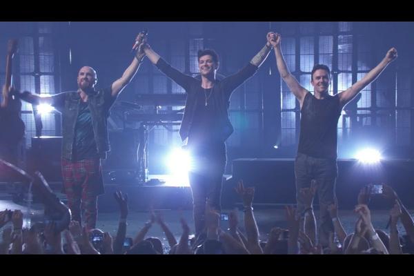 TheGirlWCBM's tweet photo. You can be a champion... They are champions!!! ❤️ But where were Rodney and Ben?😢 #TheScriptITunesFest http://t.co/8rglBJA4IS