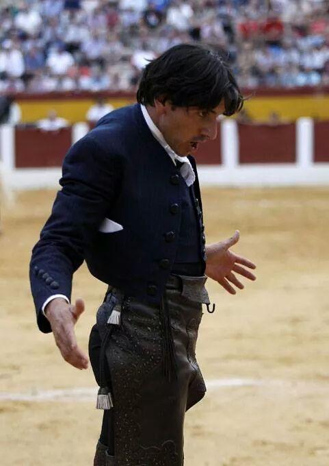MartaRamirez24's tweet photo. Se acabó lo bueno.Comienza un nuevo curso y nuevos objetivos que cumplir.Ahora toca coger al toro por los cuernos#BN http://t.co/lDya7EzBpu