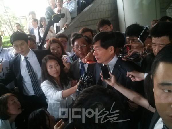 이범균 재판부가 원세훈무죄뿐아니라 두달전 100억횡령 재력가이자 현대그룹실세 황두연엔 집행유예란 온정적 판결을. 야당엔 리트윗한건에 당선무효형 가혹 bit.ly/1qQSHsM