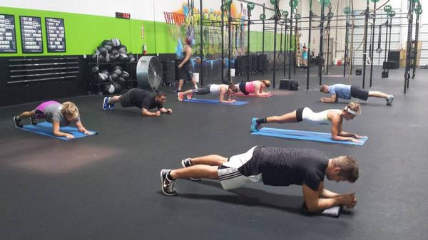 CFInfinite's tweet image. Noon class getting their fitness in! #Crossfit