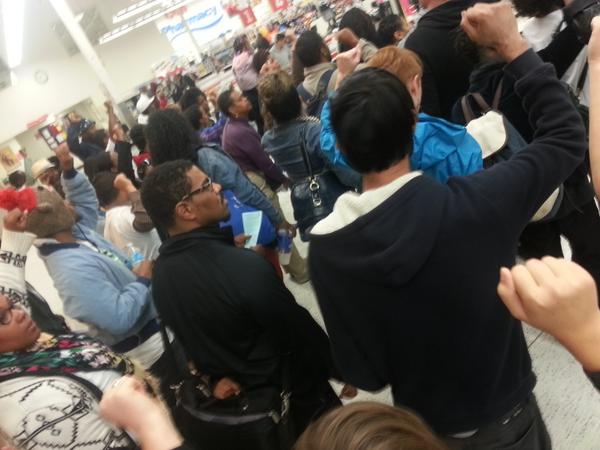 anagabilondo's tweet photo. We ask @CubFoods on Broadway NMpls to #DropCharges, #FreeTheVote & #FireTheCop. #MNNOC http://t.co/TyFo75Cchs
