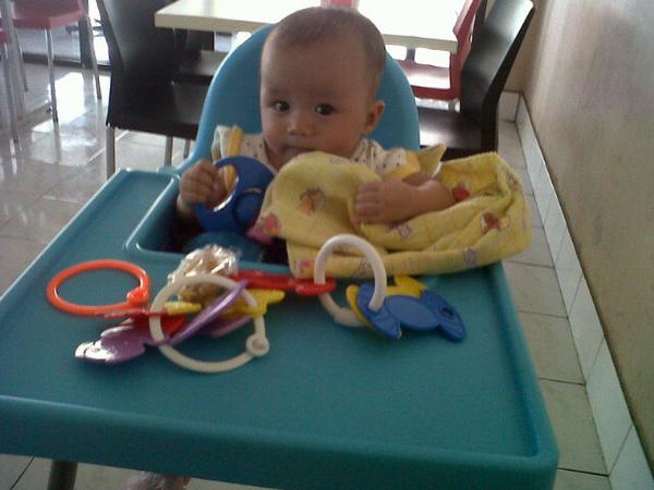 mphye's tweet photo. Selamat 6 bulan anak Mamah dan Ayah :* http://t.co/qpghQEFdAt