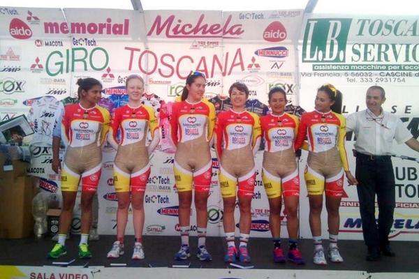 欧米で大論争を呼んでいるニュース それが イタリアの自転車レースに参加したコロンビア女子のユニフォーム 肌色の生地を使った 裸 風 ユニフォームは非難殺到で 国際自転車競技連盟の代表も 受け入れがたい とツイート フロントロウ編集部 Scoopnest