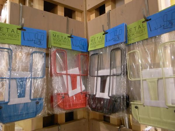 スタンダードブックストアあべの Zakka 読書の秋 本を開いたまま飾れるブックスタンドです キッチンで料理本やレシピを置いたり 参考書を立てて使っても メタルブックレスト 680 税 お気に入りの写真集のページを開いて飾るのもオススメです