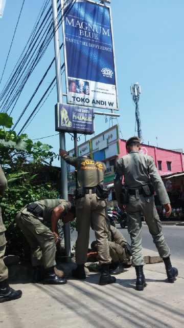 satpolppdepok1's tweet photo. Billboard di Jalan  Raya  Sawangan samping polsek Pancoran Mas di Tertibkan http://t.co/3CEfebWDqF