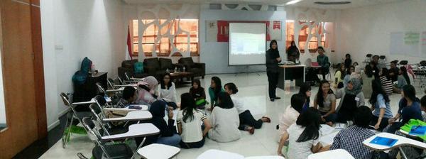 INFOBEMFPsiYAI's tweet photo. Ini dia nih kondisi workshop psychological first aid di AULA FIKOM UPI YAI loh :D http://t.co/cCjHy88Mvs